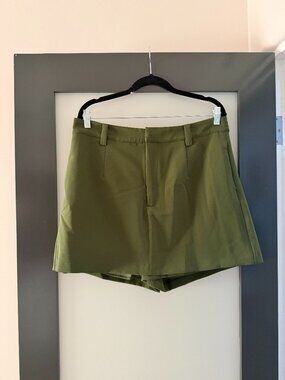Camila Coelho green skort (size XL)